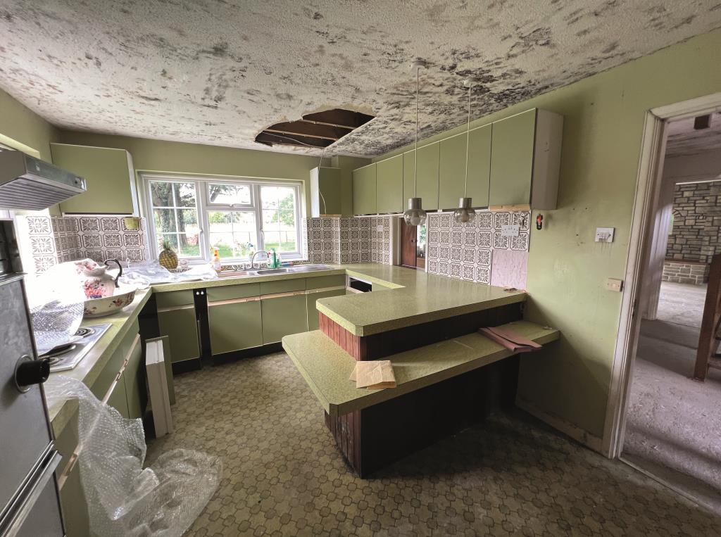 Lot: 143 - WATER-DAMAGED DETACHED PROPERTY FOR REFURBISHMENT - General view of kitchen